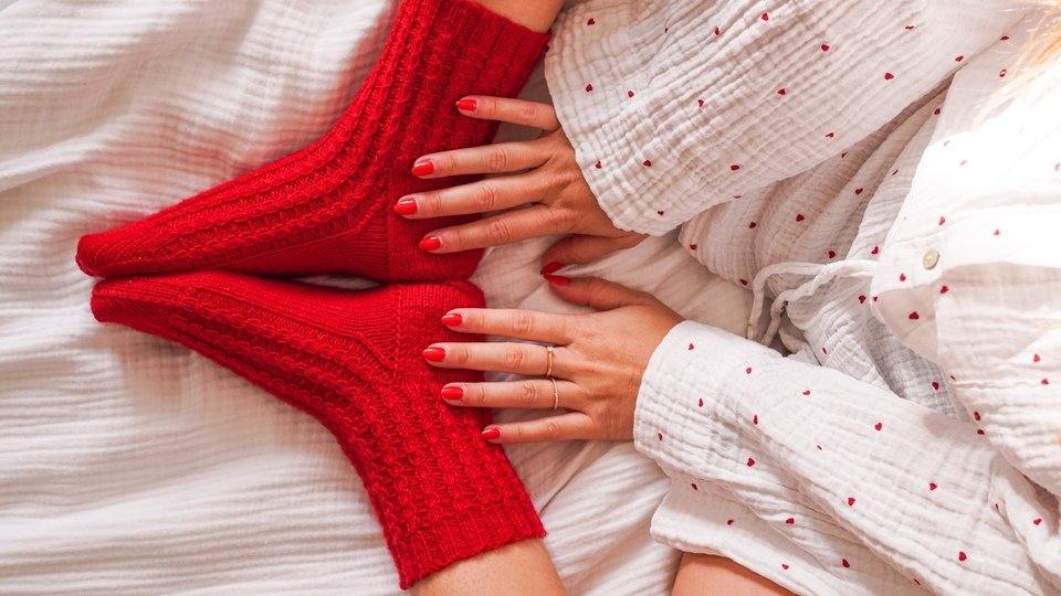 Socken mit Zopfmuster und Videoanleitung