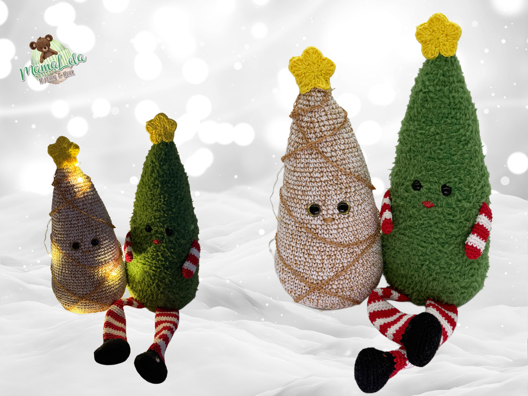 Vier gehäkelte Amigurumi-Weihnachtsbäume, grün und beige-gold, mit Sternen oben, gestreiften Beinen und Lichterkette