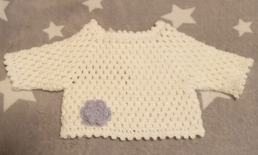 Anleitung für gehäkelten Babypulli Fiona 0–3 / 3–6 Monate Puppenpullover