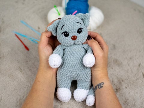Häkelanleitung Katze „Misty“ – kuschelige Amigurumi Katze aus Chenillegarn