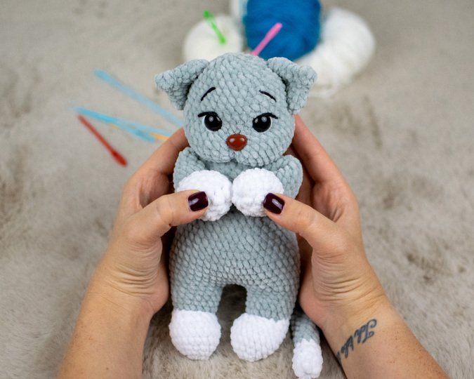 Häkelanleitung Katze „Misty“ – kuschelige Amigurumi Katze aus Chenillegarn