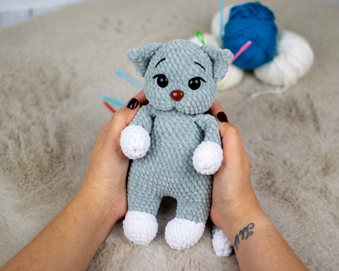 Häkelanleitung Katze „Misty“ – kuschelige Amigurumi Katze aus Chenillegarn