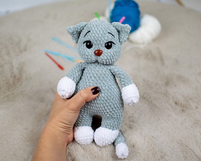 Häkelanleitung Katze „Misty“ – kuschelige Amigurumi Katze aus Chenillegarn