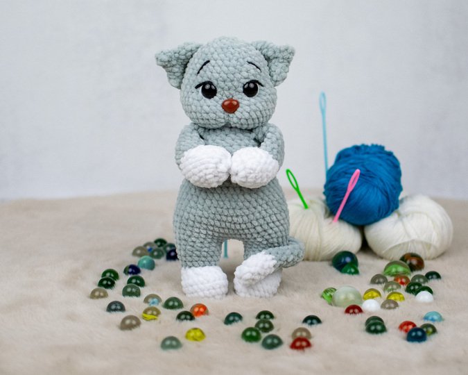 Häkelanleitung Katze „Misty“ – kuschelige Amigurumi Katze aus Chenillegarn