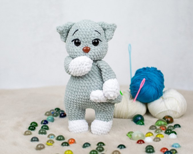 Häkelanleitung Katze „Misty“ – kuschelige Amigurumi Katze aus Chenillegarn