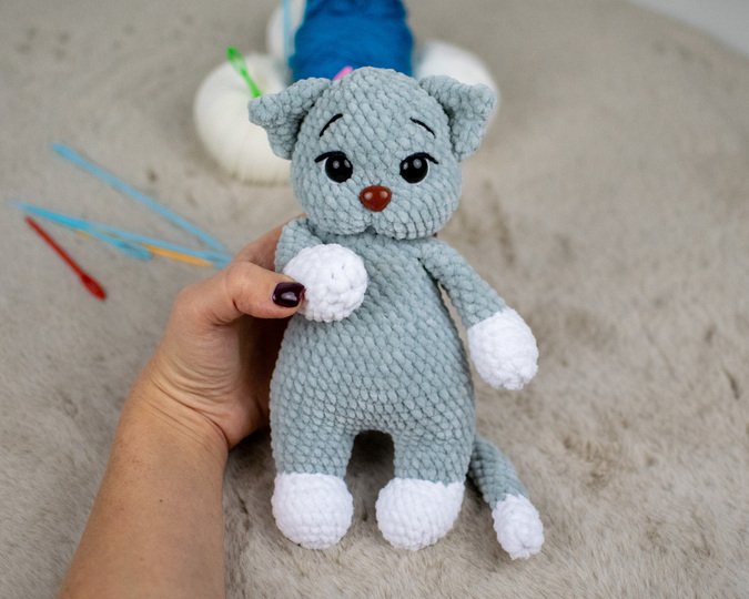 Häkelanleitung Katze „Misty“ – kuschelige Amigurumi Katze aus Chenillegarn