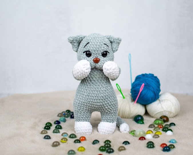 Häkelanleitung Katze „Misty“ – kuschelige Amigurumi Katze aus Chenillegarn