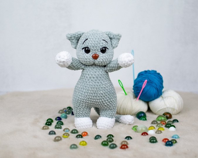 Häkelanleitung Katze „Misty“ – kuschelige Amigurumi Katze aus Chenillegarn