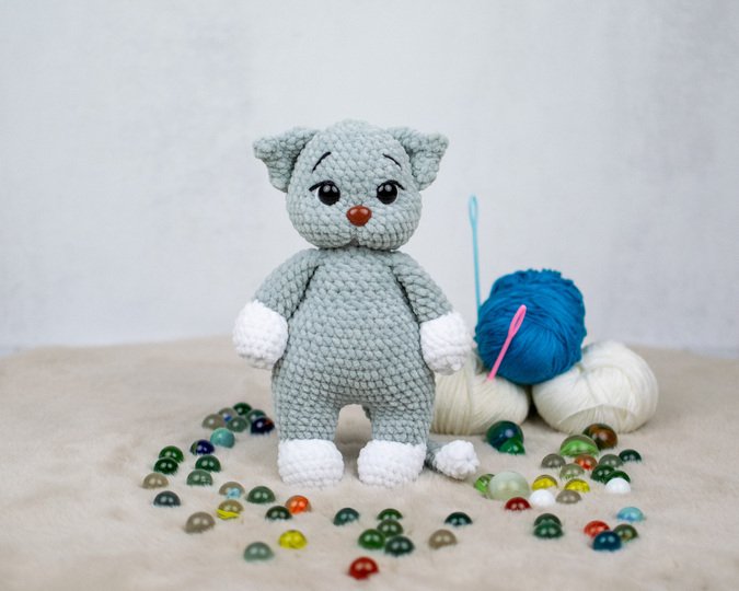 Häkelanleitung Katze „Misty“ – kuschelige Amigurumi Katze aus Chenillegarn