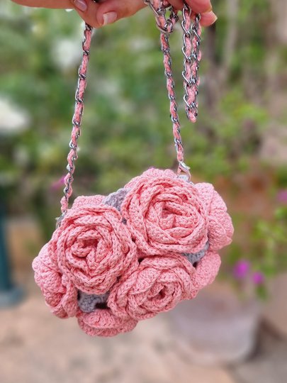 T28 Häkelanleitung. Miniaturhafte Umhängetasche. Granny Square. 3D Motiv.