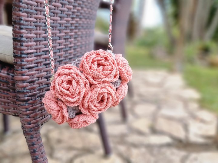 T28 Häkelanleitung. Miniaturhafte Umhängetasche. Granny Square. 3D Motiv.