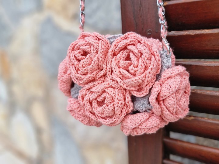 T28 Häkelanleitung. Miniaturhafte Umhängetasche. Granny Square. 3D Motiv.