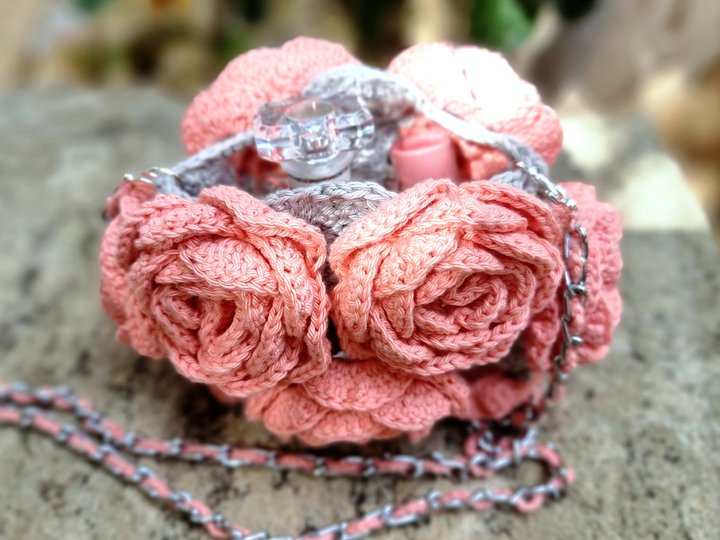 T28 Häkelanleitung. Miniaturhafte Umhängetasche. Granny Square. 3D Motiv.