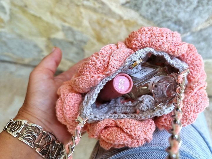 T28 Häkelanleitung. Miniaturhafte Umhängetasche. Granny Square. 3D Motiv.