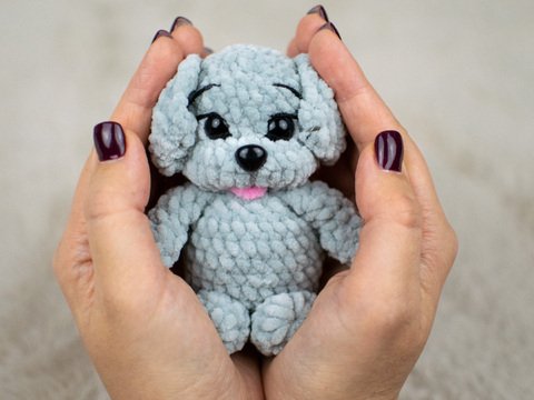Häkelanleitung für einen kleinen Welpen aus Chenillegarn