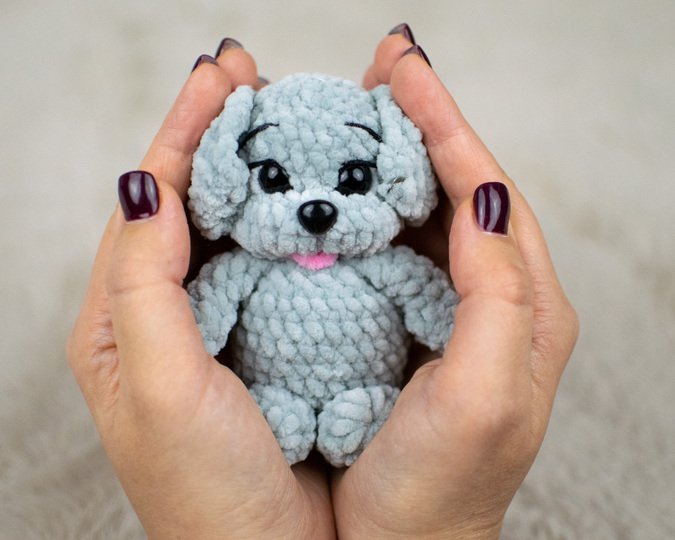 Häkelanleitung für einen kleinen Welpen aus Chenillegarn