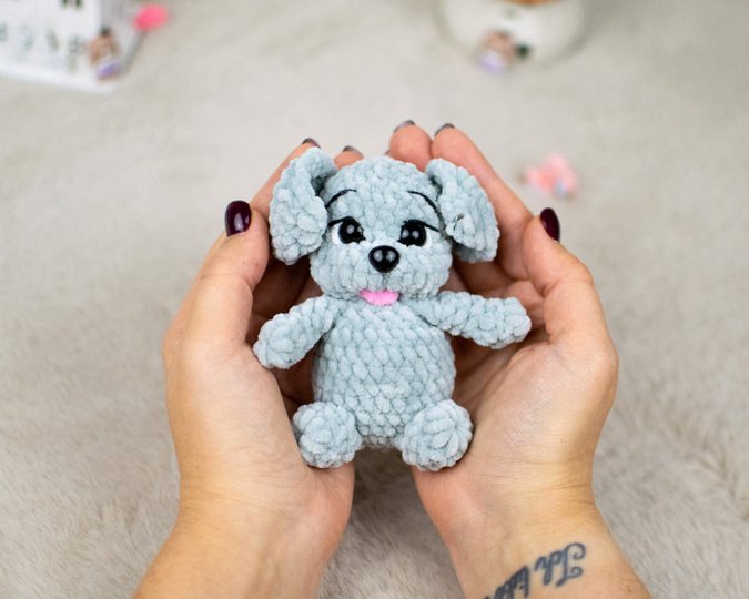 Häkelanleitung für einen kleinen Welpen aus Chenillegarn