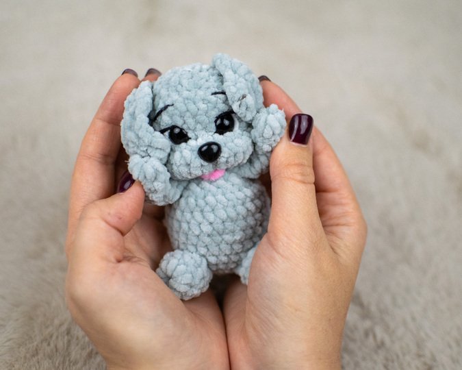 Häkelanleitung für einen kleinen Welpen aus Chenillegarn