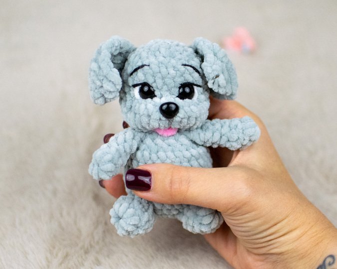 Häkelanleitung für einen kleinen Welpen aus Chenillegarn