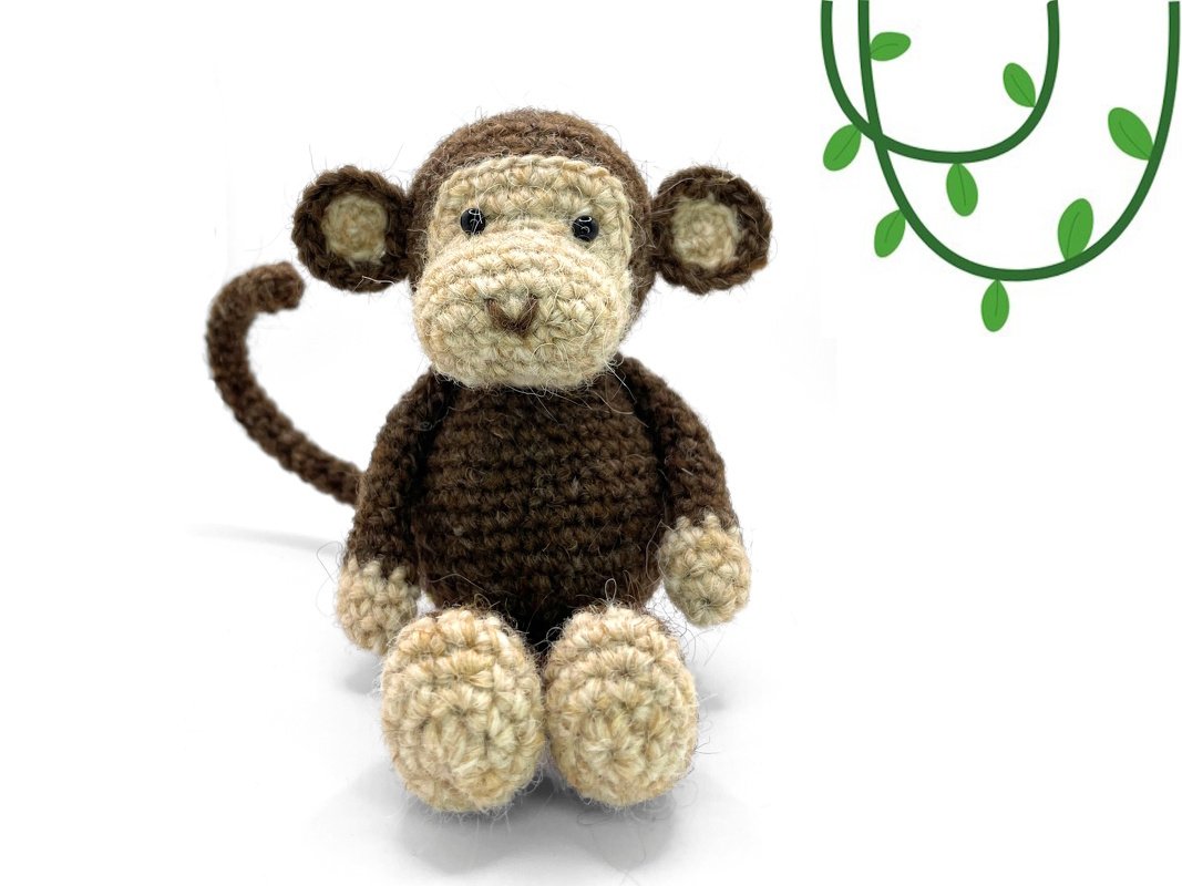 gehäkelter Amigurumi-Affe braun beige sitzend mit geschwungenem Schwanz
