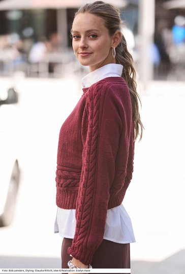 Quergestrickter Pullover mit Zopfmuster