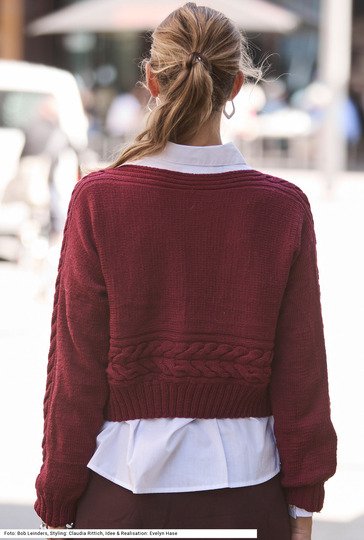 Quergestrickter Pullover mit Zopfmuster