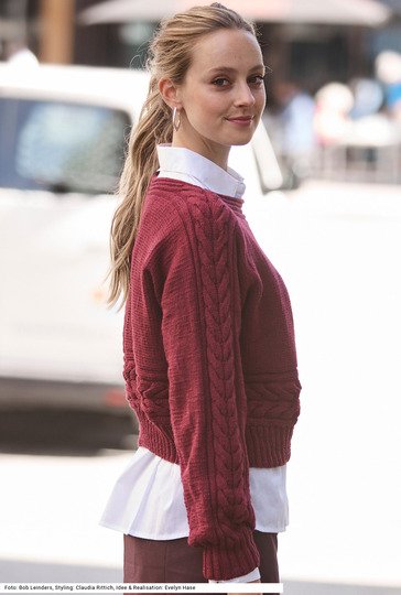 Quergestrickter Pullover mit Zopfmuster