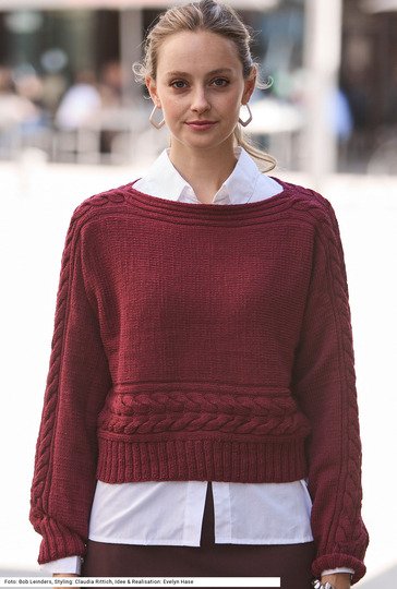 Quergestrickter Pullover mit Zopfmuster