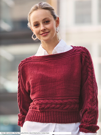 Quergestrickter Pullover mit Zopfmuster