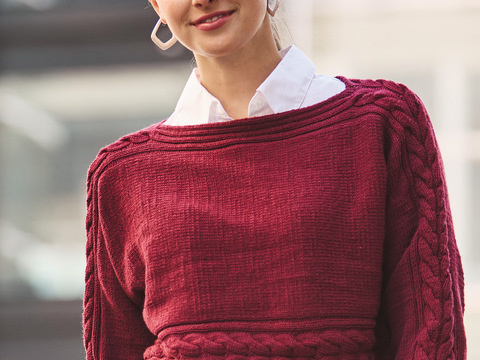 Quergestrickter Pullover mit Zopfmuster