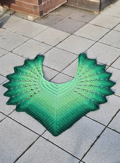 Crochet pattern shawl Veilwyn