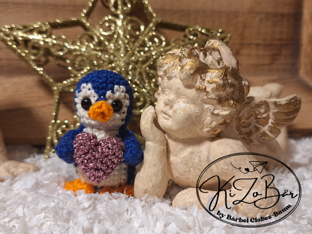 Kompaktes gehäkeltes Pinguin-Amigurumi, ein Herz haltend, auf dekorativem Hintergrund