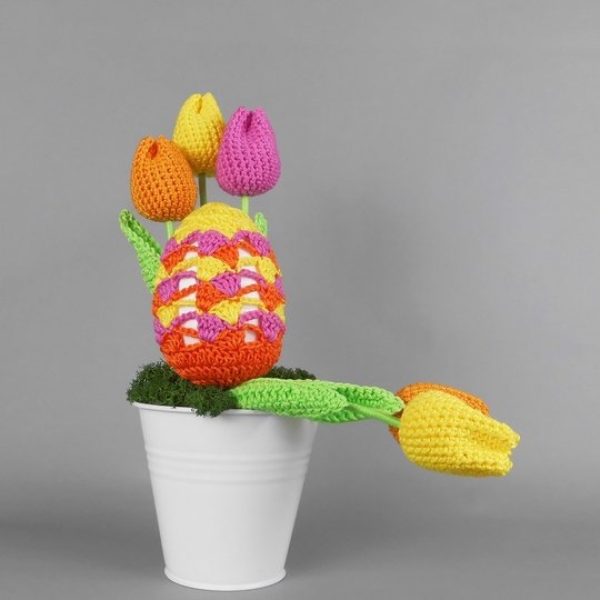 Häkelanleitung Osterdeko mit buntem Osterei und Tulpen aus Wollresten