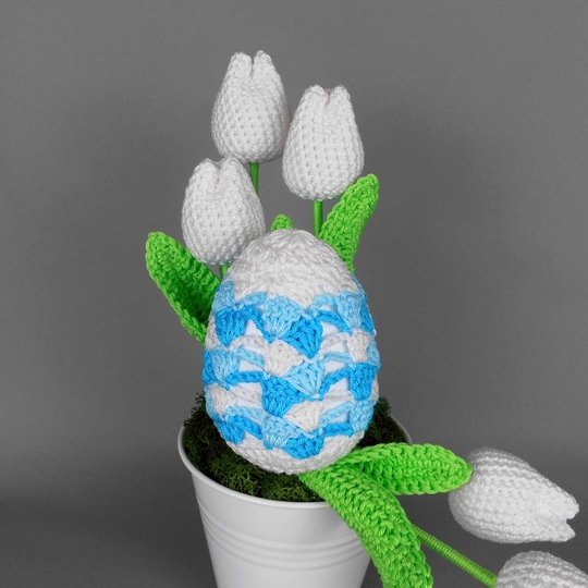 Häkelanleitung Osterdeko mit buntem Osterei und Tulpen aus Wollresten