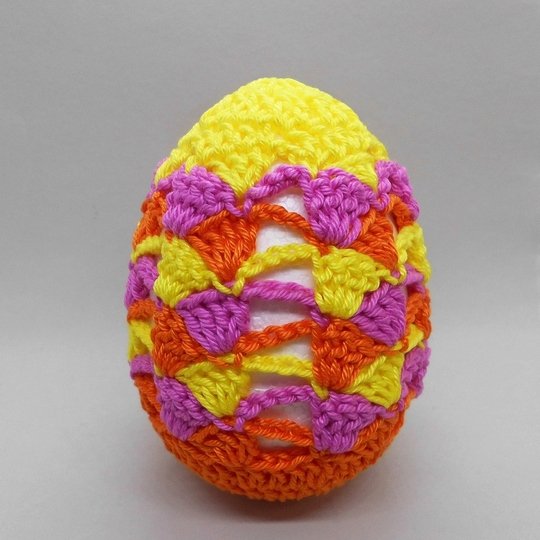 Häkelanleitung Osterdeko mit buntem Osterei und Tulpen aus Wollresten