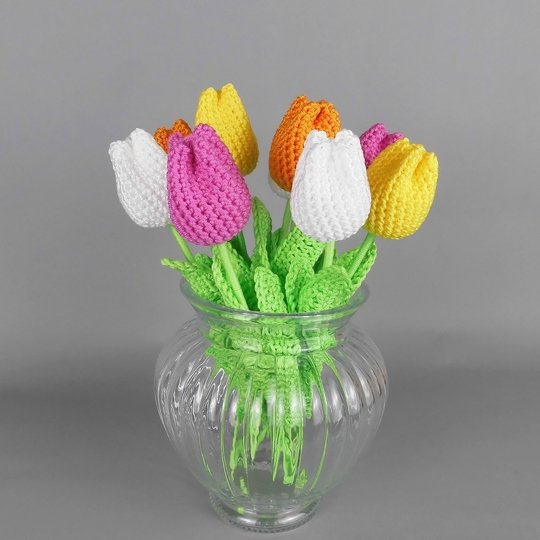 Häkelanleitung Osterdeko mit buntem Osterei und Tulpen aus Wollresten