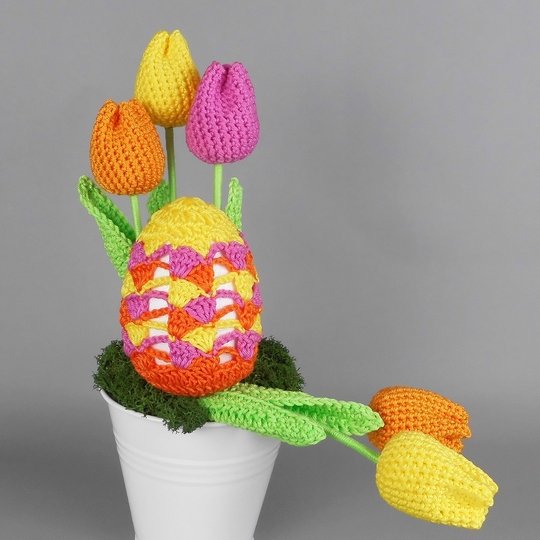 Häkelanleitung Osterdeko mit buntem Osterei und Tulpen aus Wollresten