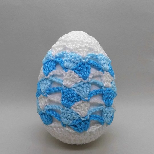 Häkelanleitung Osterdeko mit buntem Osterei und Tulpen aus Wollresten