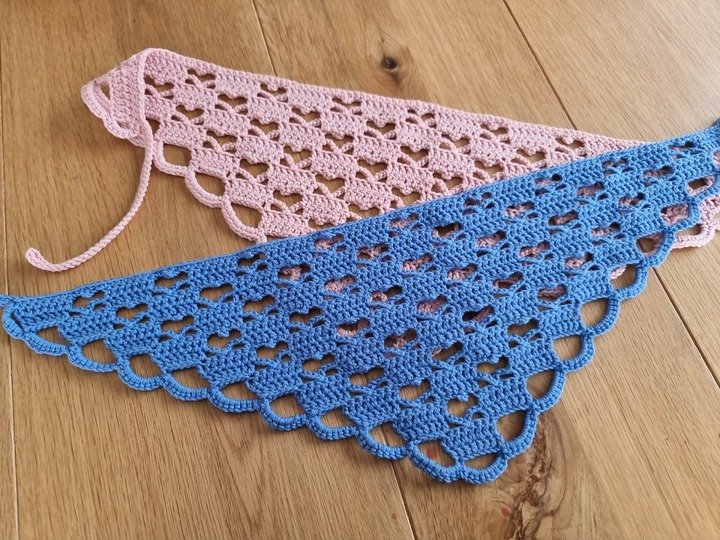 H3 Crochet pattern for a headscarf with a heart motif. Crochet bandana