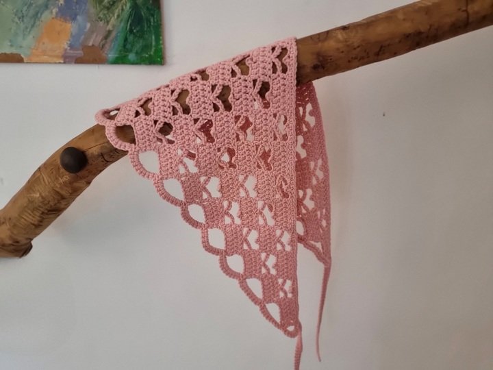 H3 Crochet pattern for a headscarf with a heart motif. Crochet bandana