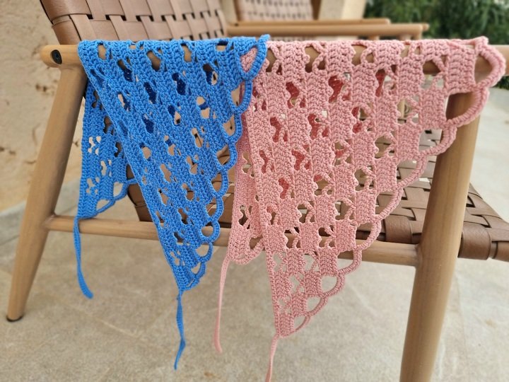 H3 Crochet pattern for a headscarf with a heart motif. Crochet bandana