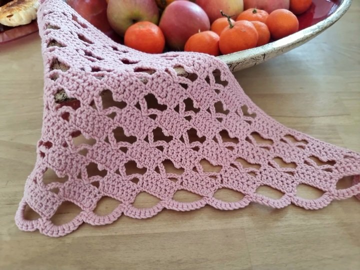 H3 Crochet pattern for a headscarf with a heart motif. Crochet bandana