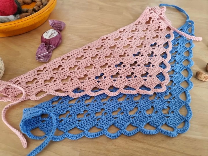 H3 Crochet pattern for a headscarf with a heart motif. Crochet bandana