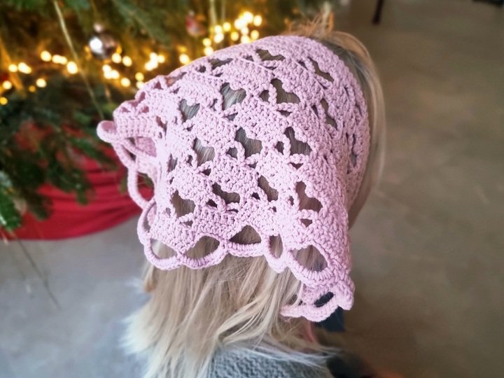 H3 Crochet pattern for a headscarf with a heart motif. Crochet bandana