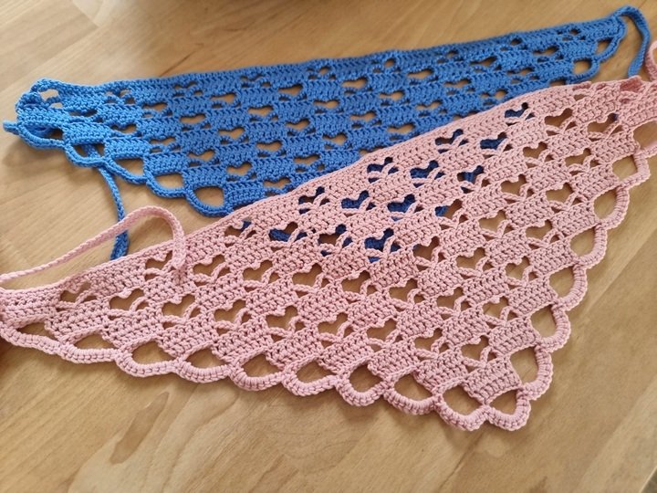 H3 Crochet pattern for a headscarf with a heart motif. Crochet bandana