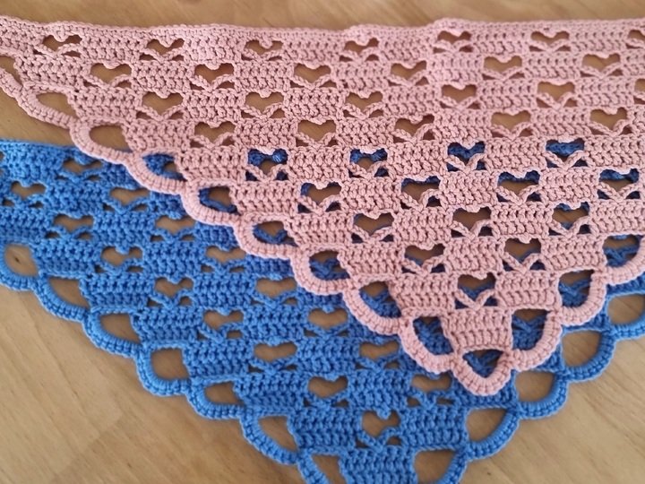 H3 Crochet pattern for a headscarf with a heart motif. Crochet bandana