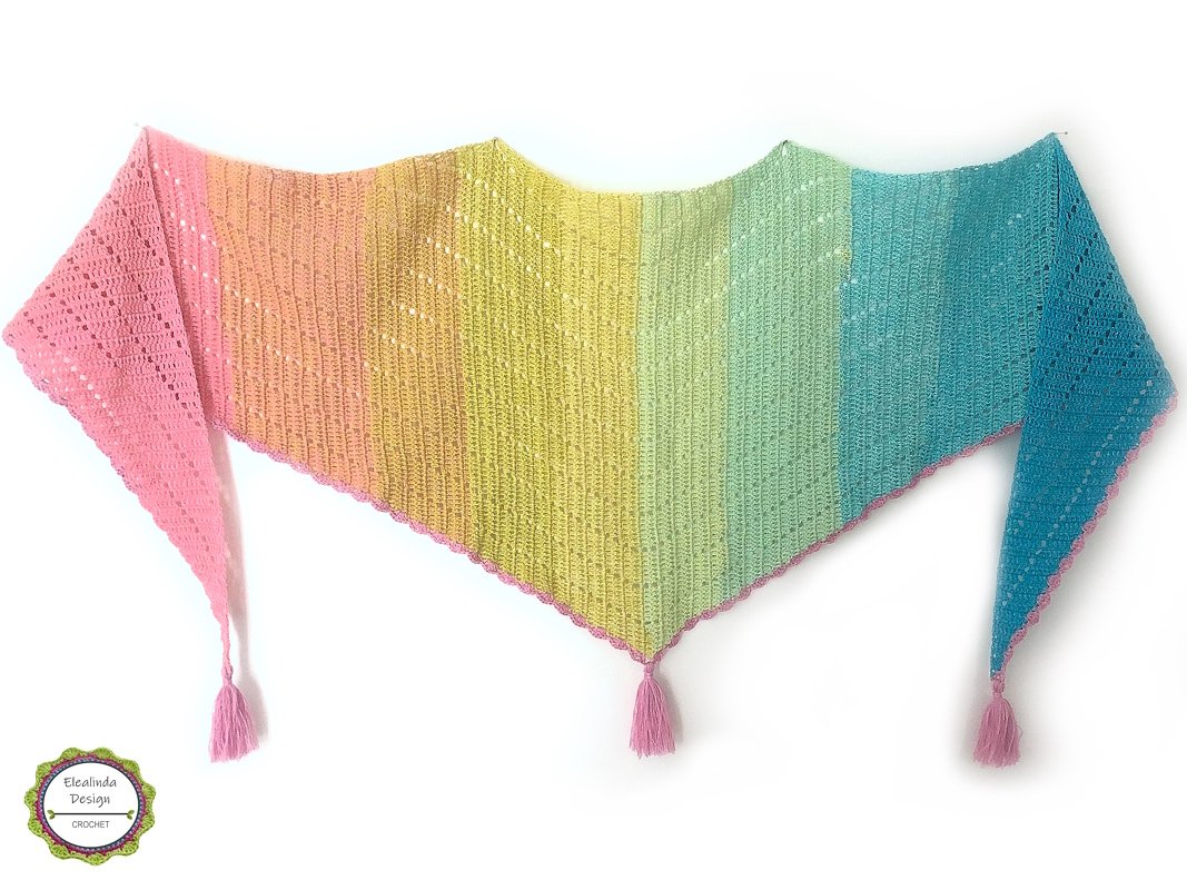 Gehäkeltes Dreieckstuch mit Regenbogen-Farbverlauf, feinem Lochmuster und rosa Quasten