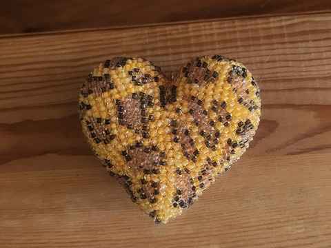 Anleitung f&uuml;r ein geh&auml;keltes Perlenherz in Leo-Optik