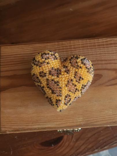 Anleitung f&uuml;r ein geh&auml;keltes Perlenherz in Leo-Optik