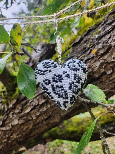 Anleitung f&uuml;r ein geh&auml;keltes Perlenherz in Leo-Optik